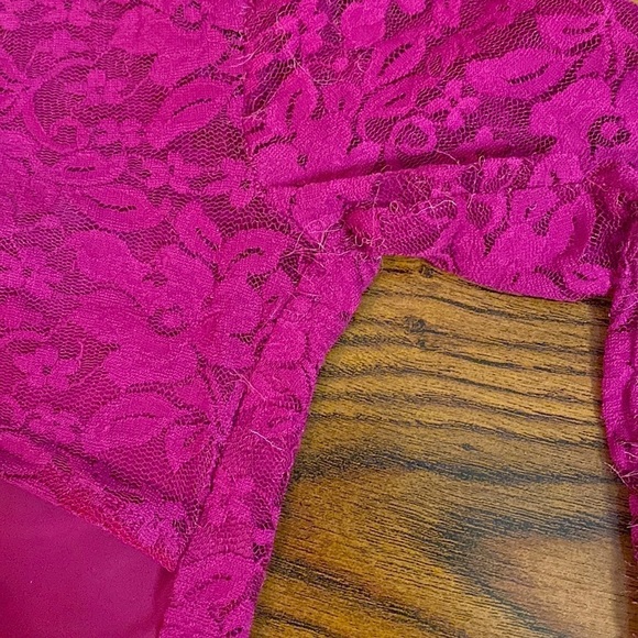 🌷 Guess 🌷 Fuchsia Pink Lace Mockneck Cutout Back  Bodysuit - Picture 8 of 8